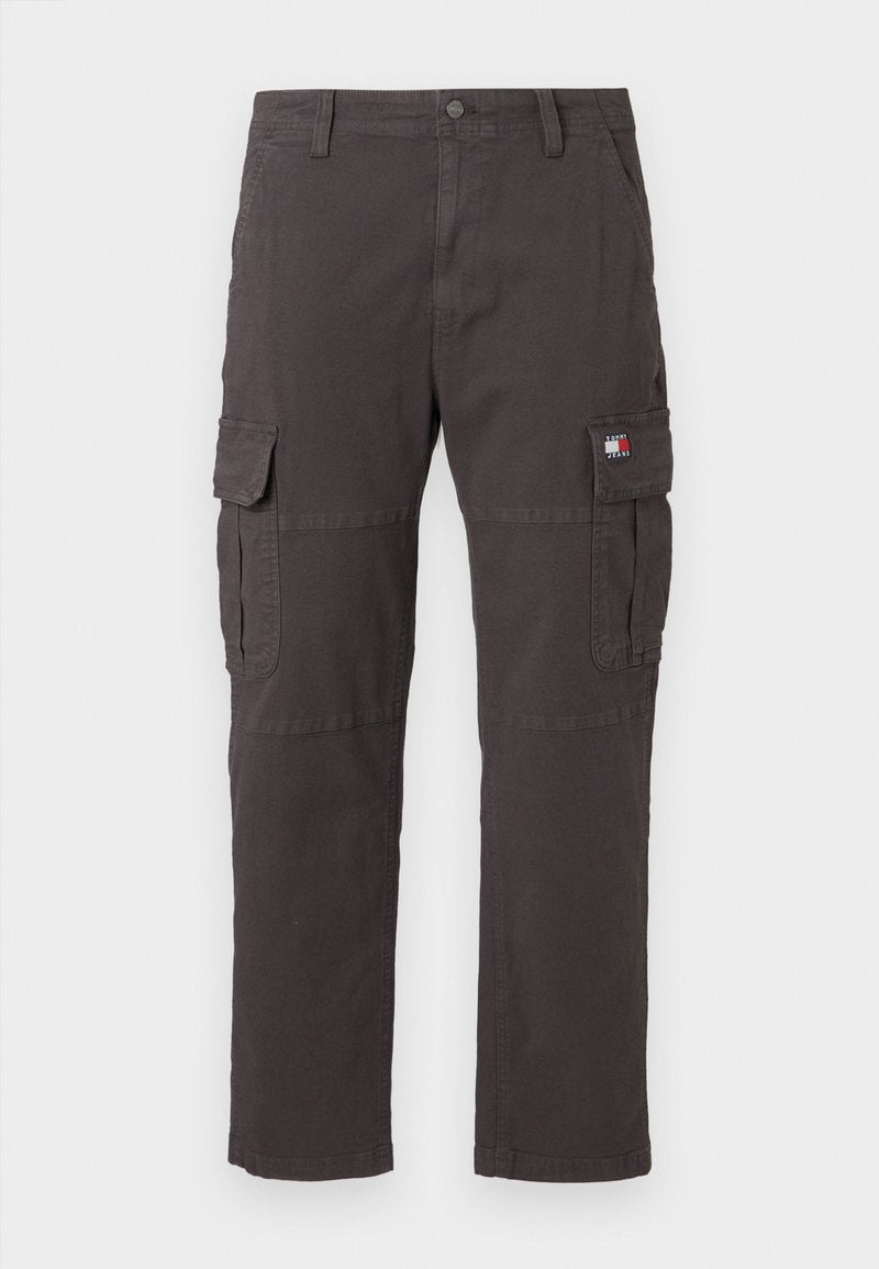 Dunkelgraue Cargo-Hosen aus Baumwolle. Merkmale sind mehrere Seitentaschen, ein gerader Schnitt und ein kleines Logo-Patch an der linken Tasche.