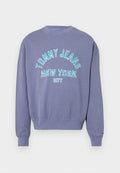 Lila Crewneck-Sweatshirt mit gerippten Bündchen und Saum, mit dem Schriftzug "Tommy Jeans New York City" in Blau und Weiß auf der Vorderseite.