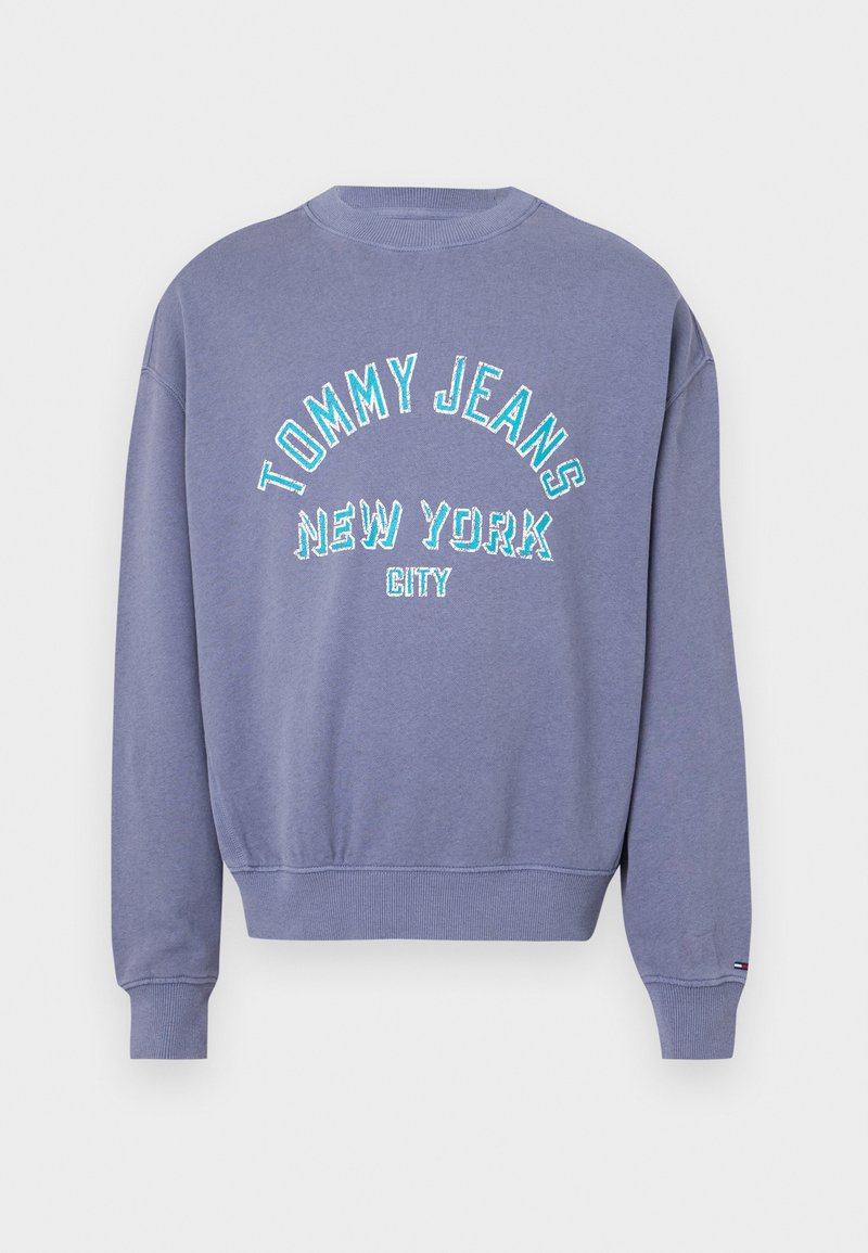 Lila Crewneck-Sweatshirt mit gerippten Bündchen und Saum, mit dem Schriftzug "Tommy Jeans New York City" in Blau und Weiß auf der Vorderseite.