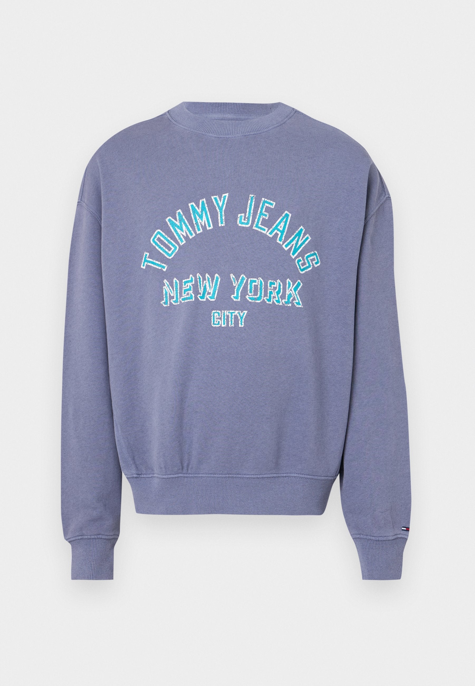 Lila Crewneck-Sweatshirt mit gerippten Bündchen und Saum, mit dem Schriftzug "Tommy Jeans New York City" in Blau und Weiß auf der Vorderseite.