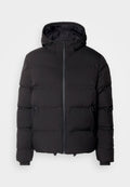 Schwarze Steppjacke mit Kapuze, ausgestattet mit einem Frontreißverschluss, zwei seitlichen Reißverschlusstaschen und einer gesteppten Textur zur Isolierung.