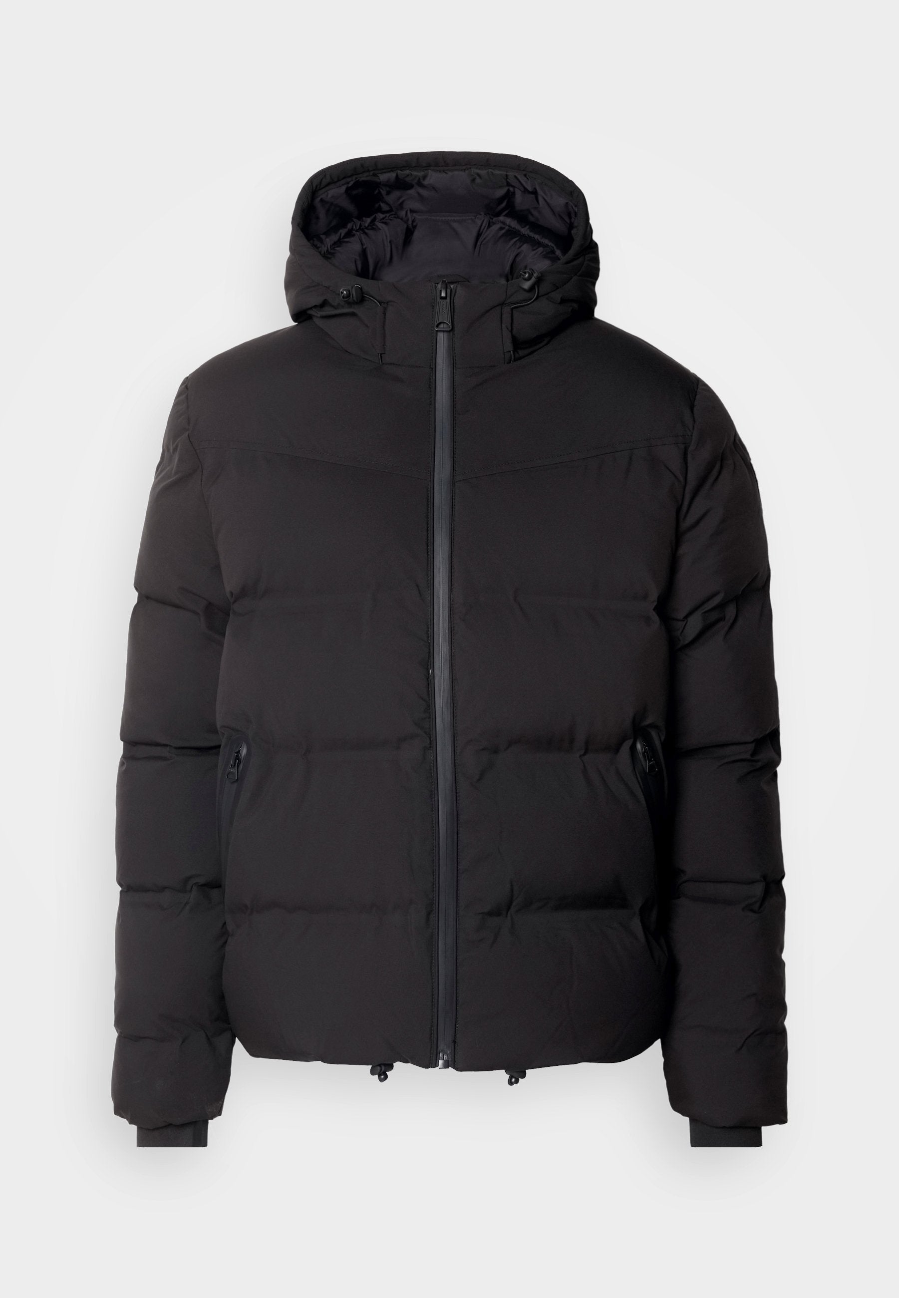 Schwarze Steppjacke mit Kapuze, ausgestattet mit einem Frontreißverschluss, zwei seitlichen Reißverschlusstaschen und einer gesteppten Textur zur Isolierung.