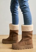 Braune Wildleder-Ankle Boots mit einem cremefarbenen Kunstfellkragen, seitlichem Reißverschluss und dicker Gummisohle mit robustem Profil.