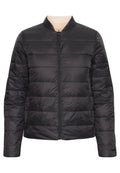 Schwarze Pufferjacke mit Reißverschluss, Stehkragen und gestepptem Design. Hergestellt aus glänzendem, leichtem Material mit langen Ärmeln.
