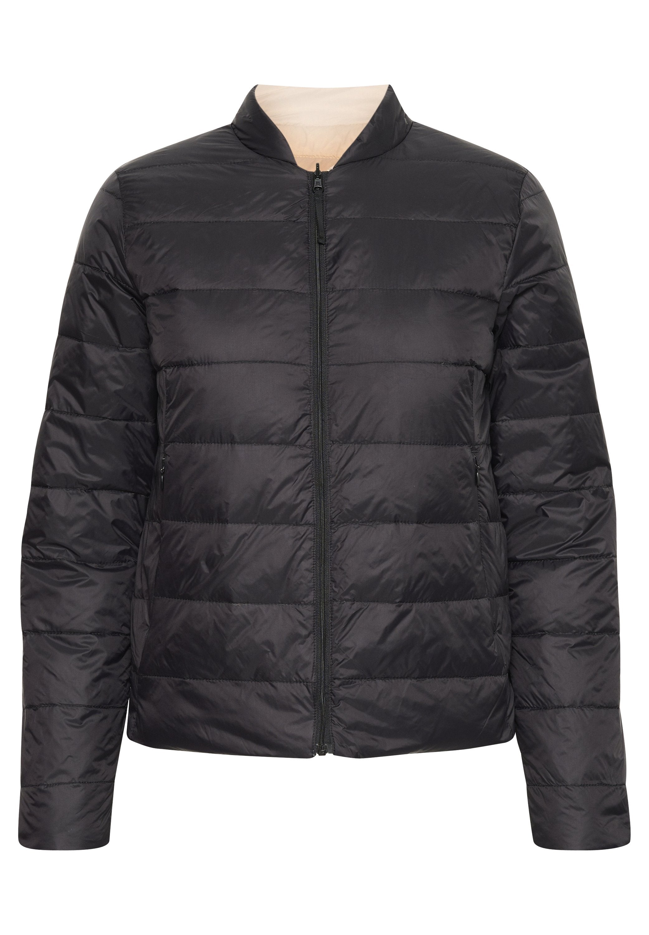 Schwarze Pufferjacke mit Reißverschluss, Stehkragen und gestepptem Design. Hergestellt aus glänzendem, leichtem Material mit langen Ärmeln.