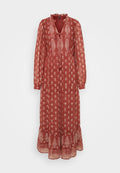 Rotes, langärmliges Kleid mit rüschigem Ausschnitt, Bindedetail und weißem Blumenmuster. Ausgestellter Saum mit dekorativen Akzenten am unteren Ende.