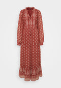 Rotes, langärmliges Kleid mit rüschigem Ausschnitt, Bindedetail und weißem Blumenmuster. Ausgestellter Saum mit dekorativen Akzenten am unteren Ende.