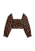 Braunes Polka-Dot-Crop-Top mit langen Puffärmeln, quadratischem Ausschnitt und gerafftem Oberteil. Der Stoff ist glatt mit einem dezenten Glanz.