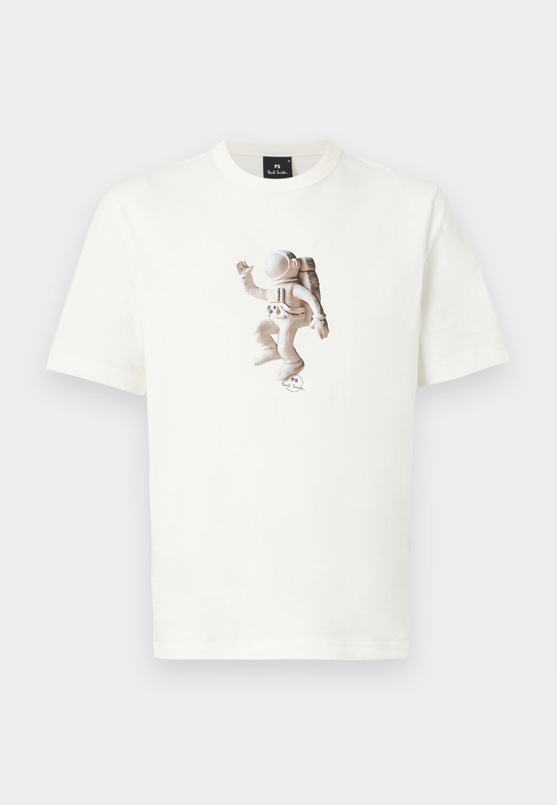 Weißes T-Shirt mit kurzen Ärmeln, das eine zentrale Grafik eines weißen Astronauten im Raumanzug mit Rucksack zeigt, der einen Arm hebt.