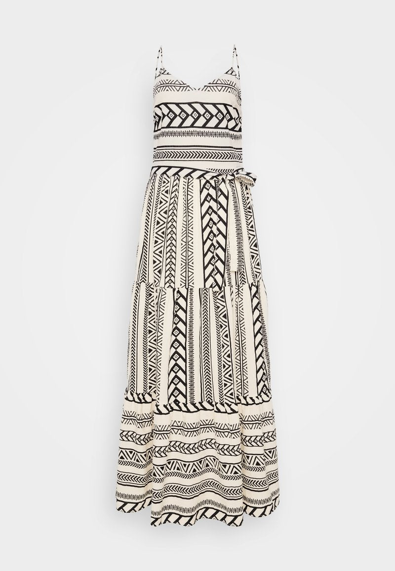 Maxikleid in Schwarz und Weiß mit geometrischen Mustern, verstellbaren Trägern, tailliertem Oberteil und einem fließenden, gestuften Rock mit einem Bindegürtel.