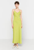Ärmelloses, v-ausschnitt Maxi-Kleid in leuchtendem Limettengrün. Glattes, leichtes Material mit einer fließenden Silhouette und subtiler Brillanz.