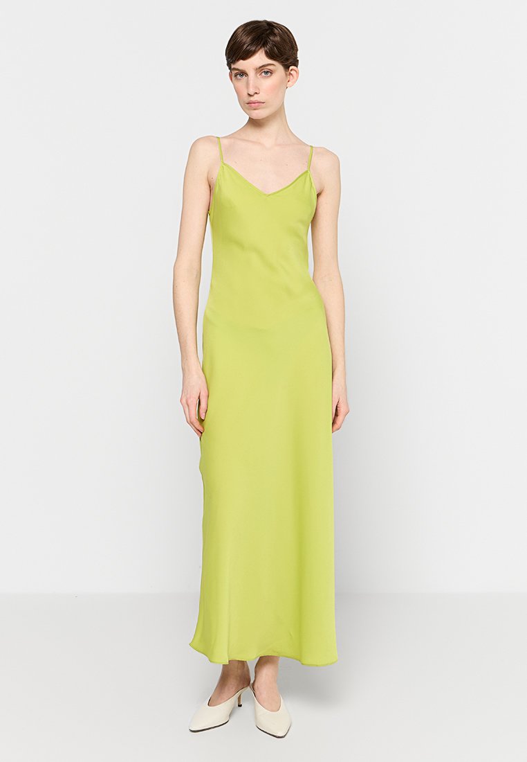 Ärmelloses, v-ausschnitt Maxi-Kleid in leuchtendem Limettengrün. Glattes, leichtes Material mit einer fließenden Silhouette und subtiler Brillanz.
