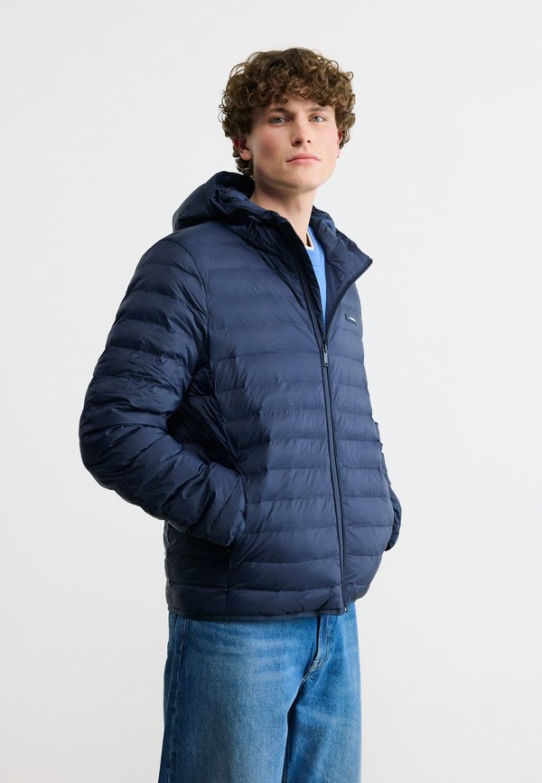 Calvin Klein HOODED CHANNELED PUFFER