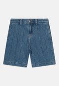 Hellblaue Denim-Shorts mit geradem Schnitt, versehen mit senkrechten Reihen kleiner Strasssteine und einem klassischen Fünf-Taschen-Design.