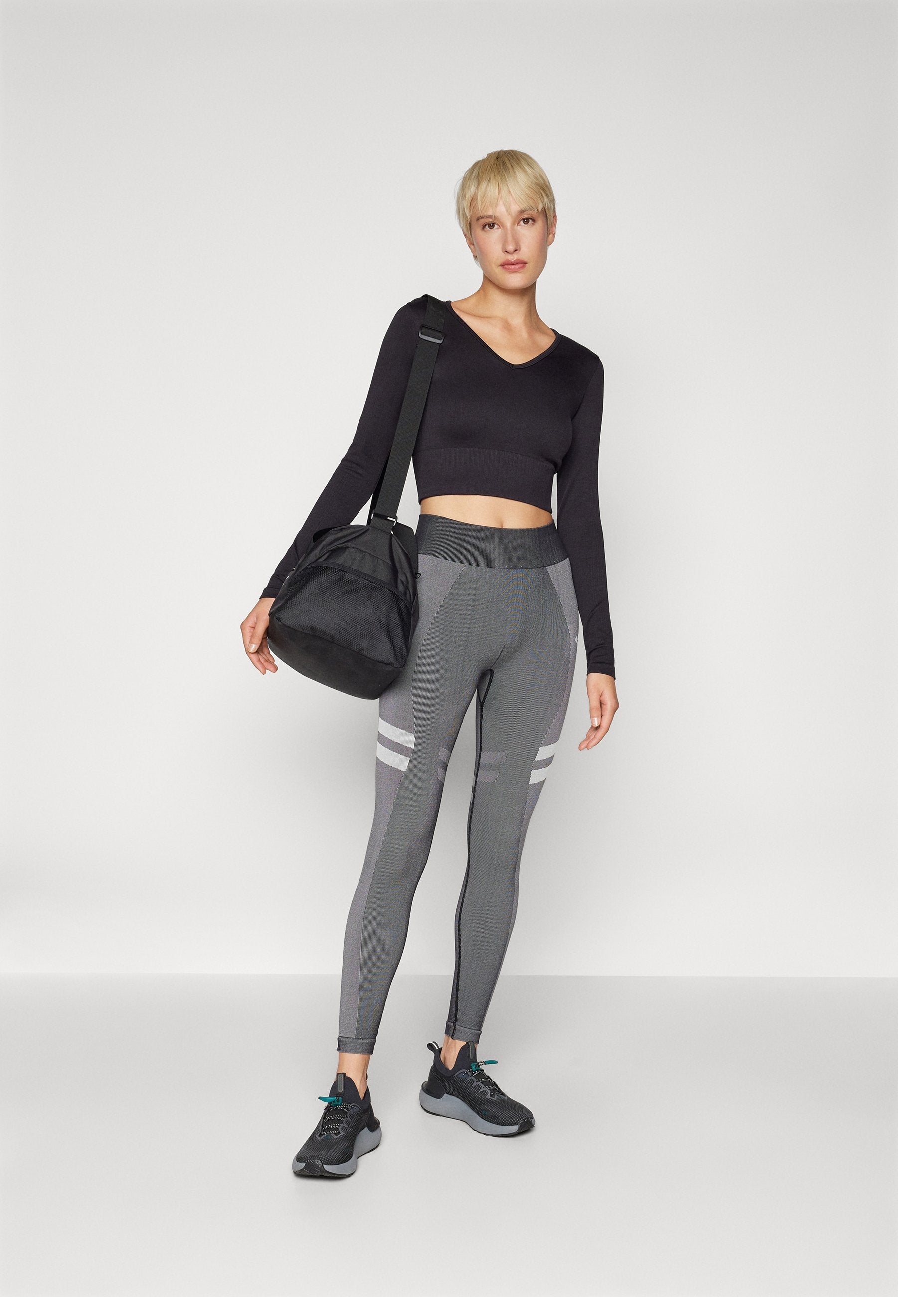 ONLY Play ONPFREE SHORT SEAM TOP