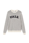 Cremfarbener Pullover mit navyblauen vertikalen Streifen. Auf der Brust befindet sich "YALE" in großen navyblauen Buchstaben. Ribbelkragen und -manschetten.