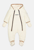 Weißer Puffer-Schneeanzug mit Kapuze, Reißverschluss und braunen Akzenten. Verfügt über integrierte Handschuhe und Booties für vollständigen Schutz.