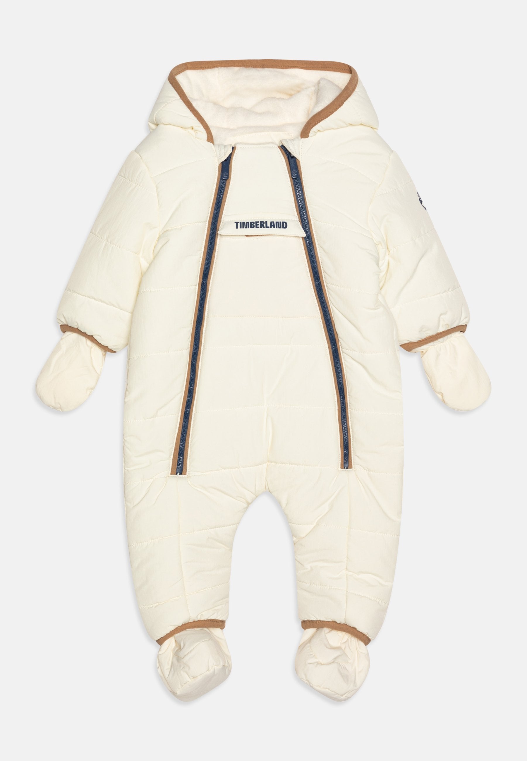 Weißer Puffer-Schneeanzug mit Kapuze, Reißverschluss und braunen Akzenten. Verfügt über integrierte Handschuhe und Booties für vollständigen Schutz.