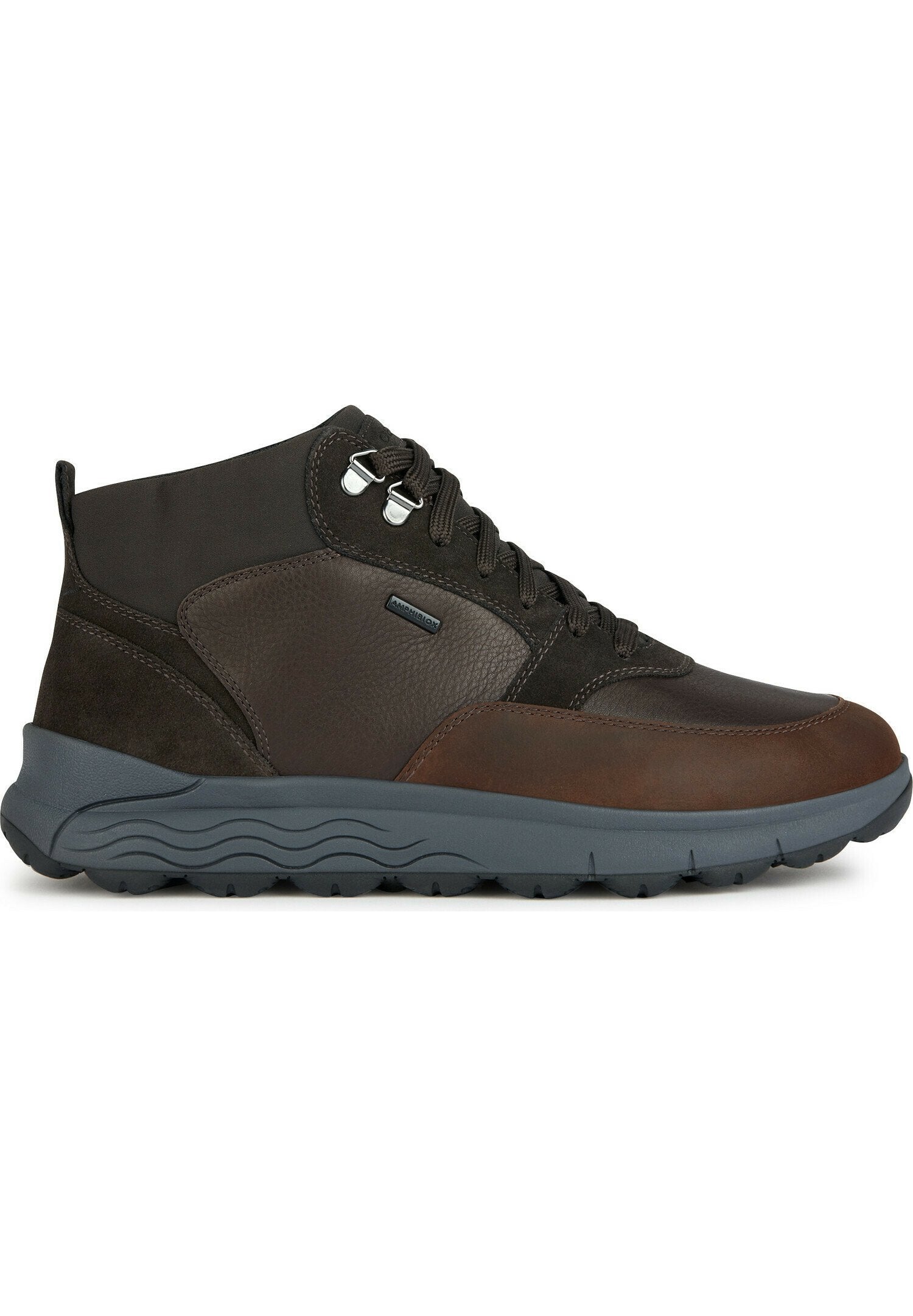 Braune Leder- und Wildleder-Ankleboots mit grauer Gummisohle. Sie zeichnen sich durch ein glattes Design, eine runde Zehenform und metallische Schnürhardware aus.