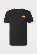 Schwarzes Baumwoll-T-Shirt mit kurzen Ärmeln, das ein kleines oranges Logo auf der linken Brust zeigt. Der Kragen hat einen roten Akzent entlang des inneren Randes.