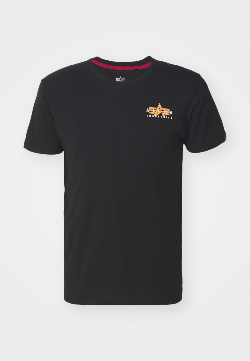Schwarzes Baumwoll-T-Shirt mit kurzen Ärmeln, das ein kleines oranges Logo auf der linken Brust zeigt. Der Kragen hat einen roten Akzent entlang des inneren Randes.