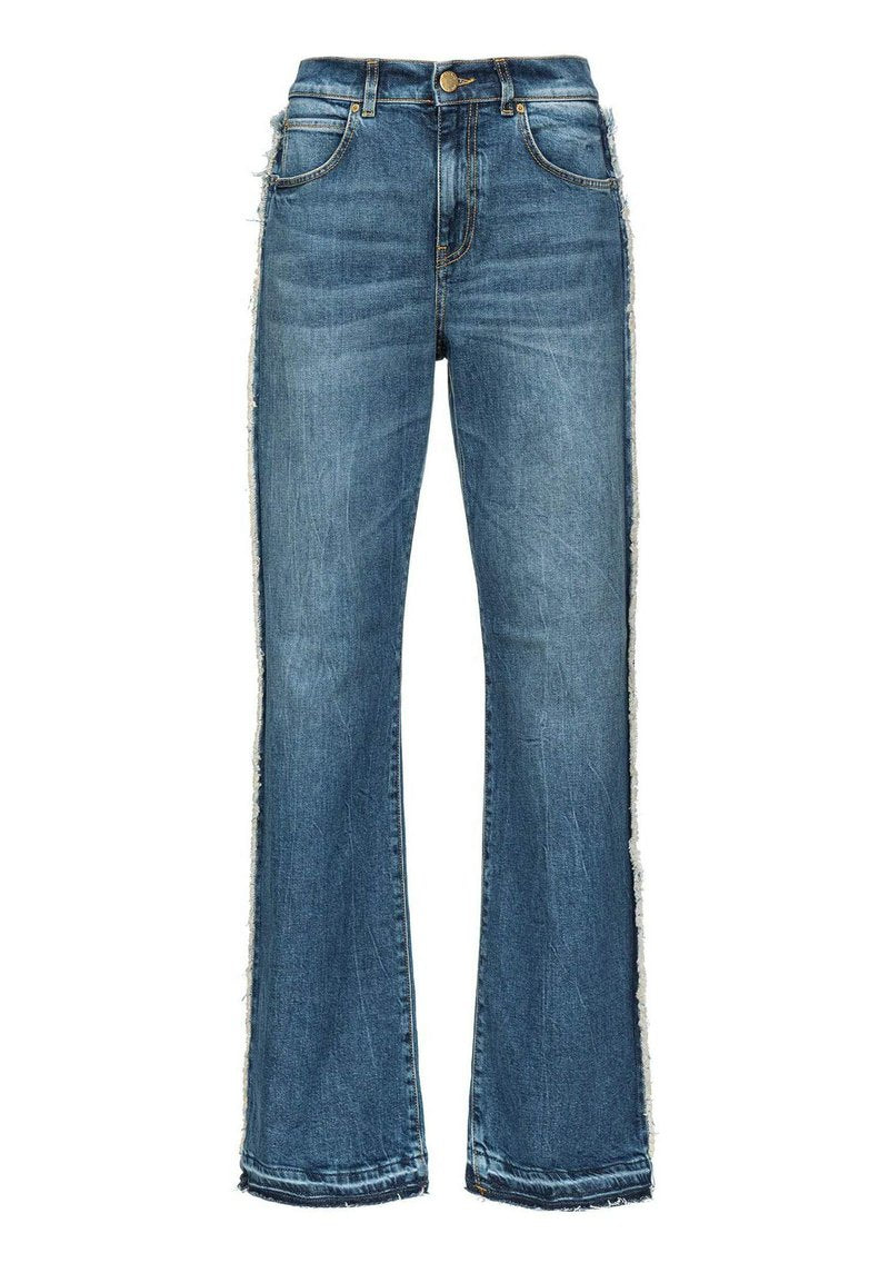 Hellblaue Jeans im weit geschnittenen Design mit ausgefransten Seitennähten. Sie verfügen über fünf Taschen und einen Knopfverschluss. Klassisches Jeans-Design.