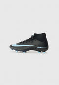 Schwarze Fußballschuhe mit hellblauen Akzenten, hoch geschnittenem Design, strukturierten Oberflächen und geformten Stollen für Traktion. "AIR ZOOM"-Markierung sichtbar.