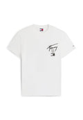 Weißes kurzärmeliges T-Shirt mit schwarzem Schriftzug "Tommy" und Stadtnamen auf der Brust, plus kleinem Tommy Hilfiger Flaggenlogo am linken Ärmel.