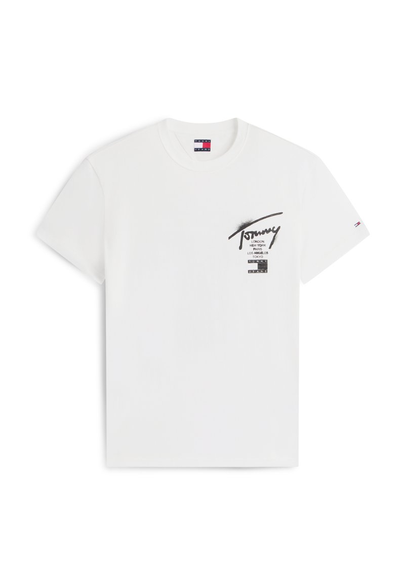 Weißes kurzärmeliges T-Shirt mit schwarzem Schriftzug "Tommy" und Stadtnamen auf der Brust, plus kleinem Tommy Hilfiger Flaggenlogo am linken Ärmel.