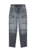 Graue Denim-Cargohosen mit elastischem Bund und Kordelzug, ausgestattet mit zwei Seitentaschen und zwei großen Oberschenkeltaschen. Glatte Textur.