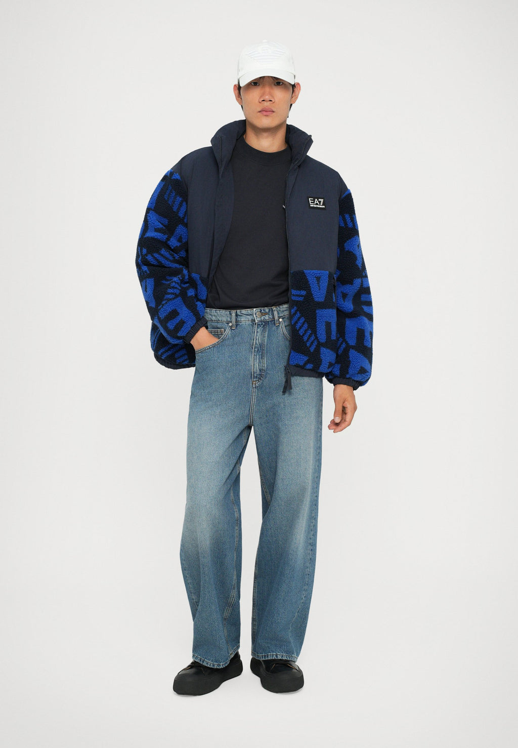 MOUNTAIN JACKET LOGO Media 2