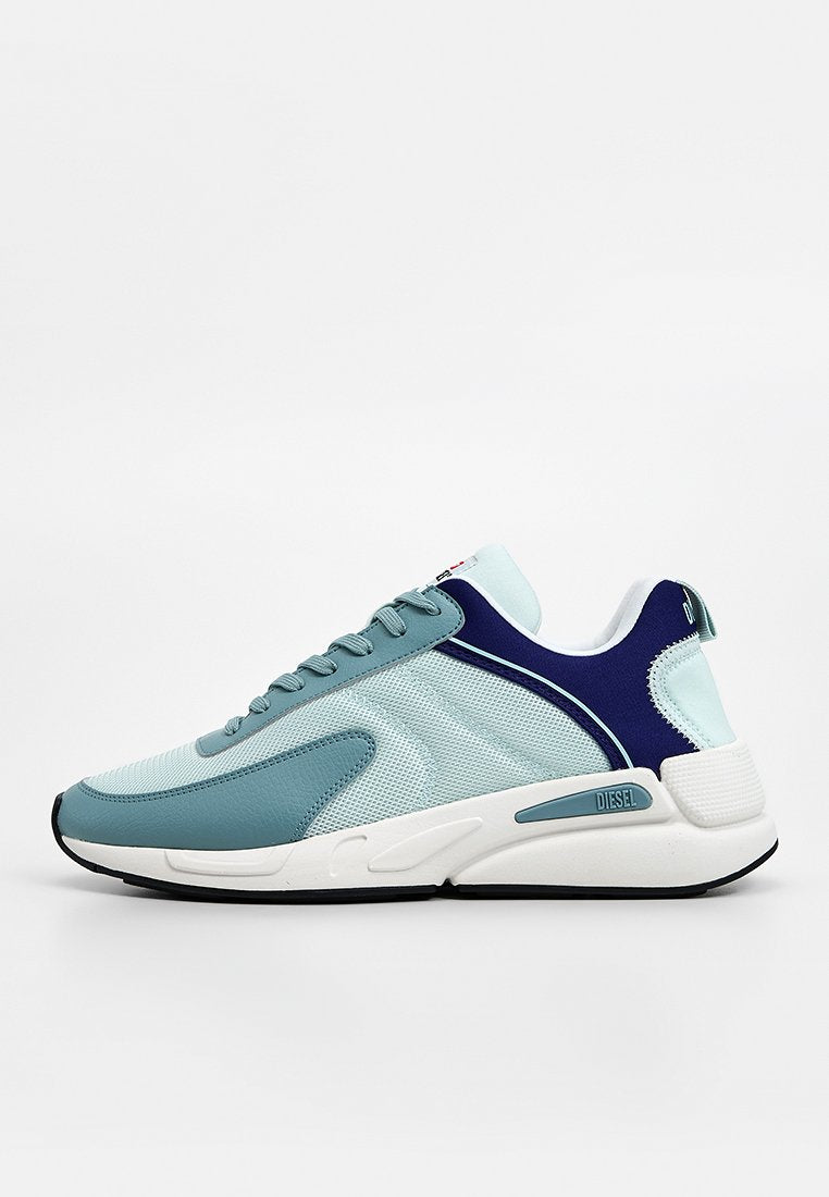 Hellblaue und dunkelmarine Sneaker mit Mesh-Obermaterial, Gummisohle und gepolstertem Kragen. Mit kontrastierenden Einsätzen und Schnürung.