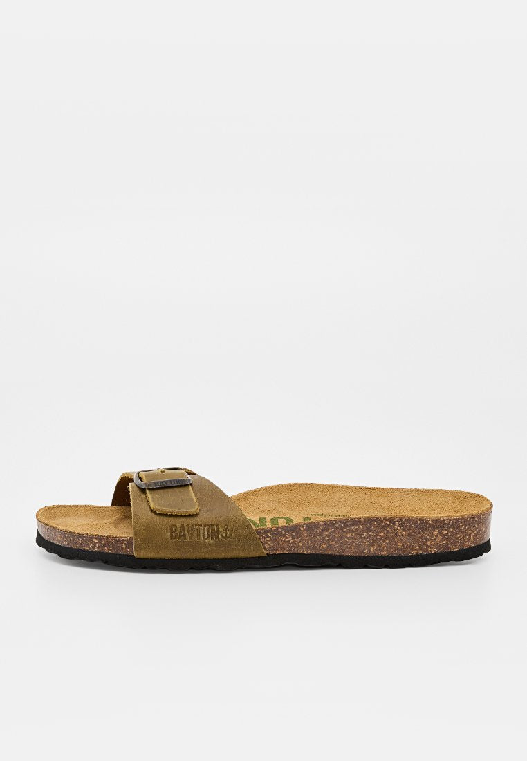 Brauner Korksohlen-Slide-Sandal mit einem verstellbaren Riemen und Metall-Schnalle auf weißem Hintergrund.