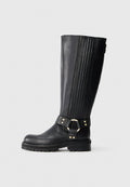 Schwarze kniehohe Lederstiefel mit elastischen Rippeneinsätzen, Profilsohle und dekorativem Riemen mit goldfarbener Metallring und Nieten.