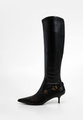 Schwarzer kniehoher Stiefel aus Leder mit spitzer Schuhspitze, elegantem Design, goldfarbener Metallakzent an der Seite und schmalem Kitten-Heel.