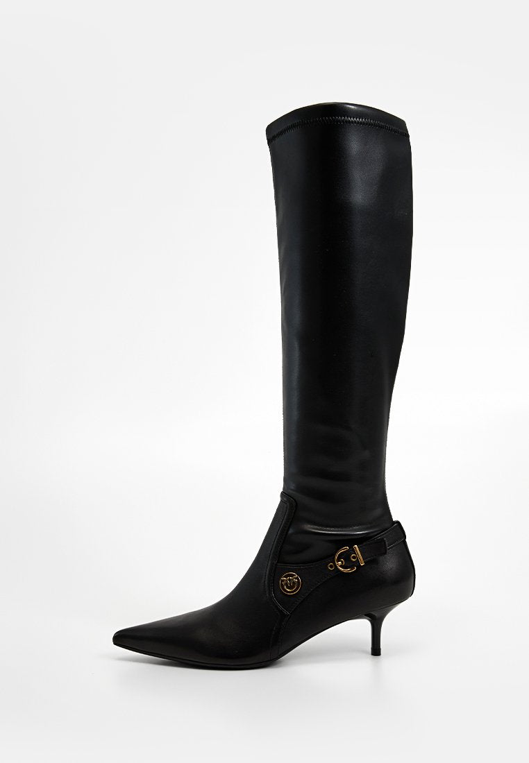 Schwarzer kniehoher Stiefel aus Leder mit spitzer Schuhspitze, elegantem Design, goldfarbener Metallakzent an der Seite und schmalem Kitten-Heel.