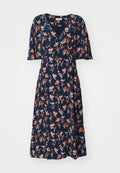 Marineblaues Blumenkleid mit kurzen Ärmeln, V-Ausschnitt und fließender Silhouette, die mit rosa und orangefarbenen Blumenmustern durchzogen ist.