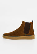 Braune Wildleder-Stiefeletten mit elastischen Seiteneinsätzen, einer strukturierten Gummisohle und blauem Akzent an der Ferse. Minimalistisches Design mit rundem Zehenbereich.