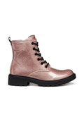 Glitzernde pinke Knöchelstiefel mit schwarzen Schnürsenkeln und strukturiertem Finish. Mit einer schwarzen, robusten Sohle und einer Ziehlasche an der Rückseite für einfaches Anziehen.