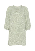 Hellgrüne Bluse mit weißem Blumenmuster, rundem Ausschnitt und verstellbarem Bindeband. Mit 3/4 Puffärmeln und lockerer Passform. Weicher Stoff.