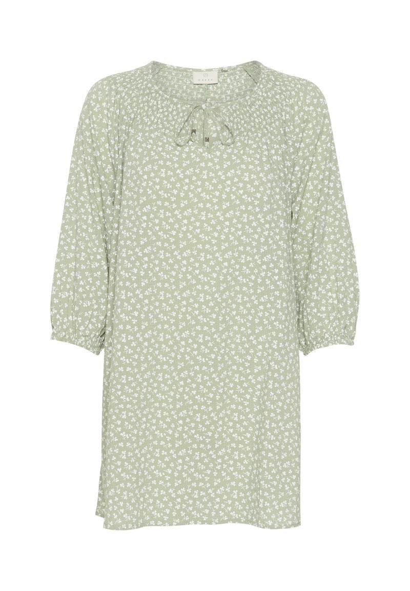 Hellgrüne Bluse mit weißem Blumenmuster, rundem Ausschnitt und verstellbarem Bindeband. Mit 3/4 Puffärmeln und lockerer Passform. Weicher Stoff.