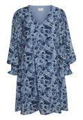 Blaues Blumenkleid mit V-Ausschnitt, langen Ärmeln mit gerafften Manschetten und lockerem, A-Linien-Schnitt. Der Stoff hat eine weiche, strukturierte Oberfläche.