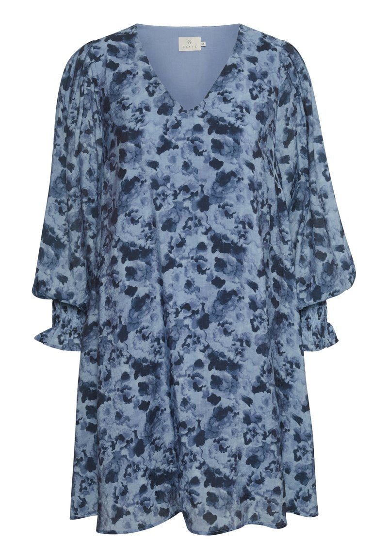 Blaues Blumenkleid mit V-Ausschnitt, langen Ärmeln mit gerafften Manschetten und lockerem, A-Linien-Schnitt. Der Stoff hat eine weiche, strukturierte Oberfläche.