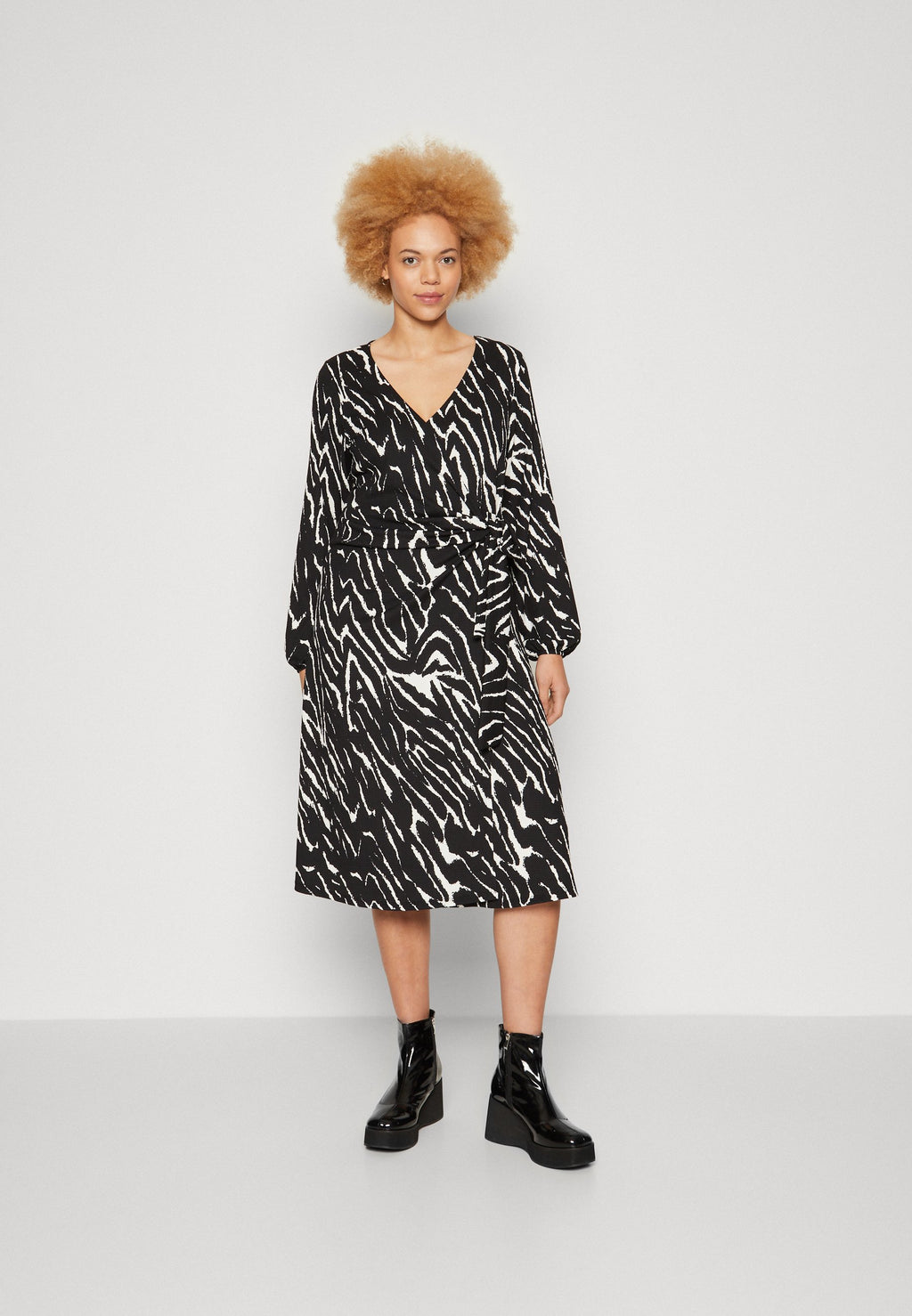 CARJOLA WRAP DRESS Media 3