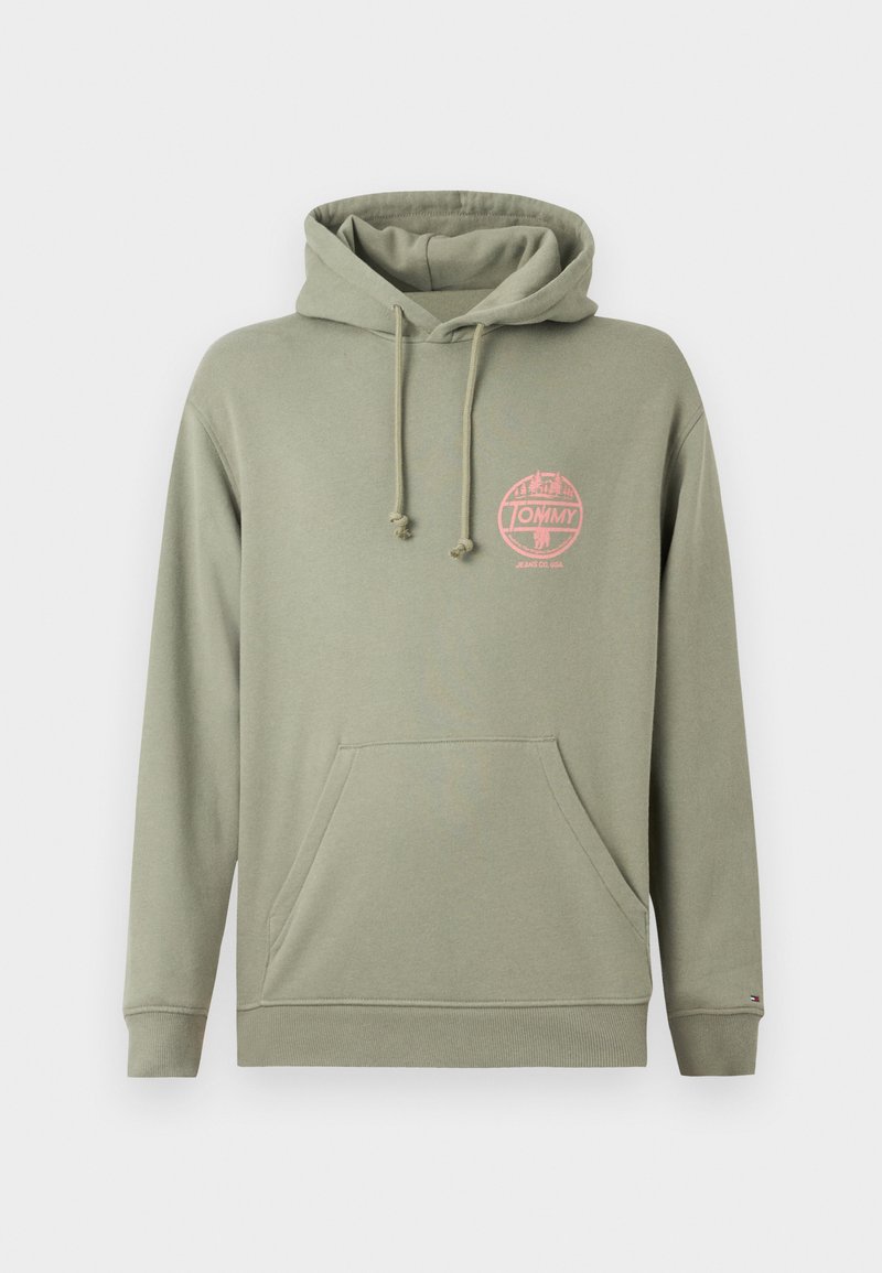 Olivegrüne Kapuzenjacke aus Baumwollmischung, mit einer Fronttasche, Kordelzugkapuze und einem rosa runden Logo auf der linken Brust.