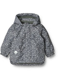 Grau gepolsterte Jacke mit einem Blumenmuster. Verfügt über eine Kapuze, elastische Bündchen und zwei Fronttaschen. Hergestellt aus strukturiertem, wasserabweisendem Material.