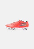 Helle korallenrote Fußballschuh mit Metallstollen, mehrfarbigem "S"-Logo an der Seite und dem Text "Carbon Infused" auf dem Obermaterial.