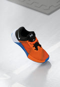 Sport-Schuh mit einem orangen Mesh-Obermaterial, schwarzen Akzenten, blauer Sohle und detaillierter Textur. Enthält schwarze Schnürsenkel und Logo.
