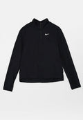 Schwarzer Nike Langarm-Pullover mit Viertelreißverschluss und Stehkragen, mit weißem Nike-Swoosh-Logo auf der linken Brust.