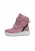 Rosa Knöchelstiefel mit zwei Klettverschlussriemen, Obermaterial aus Wildleder und Textil, weiße Gummisohle und schwarzem Akzent an der Seite.